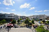 On 14 May 2022, Hochschule Düsseldorf – University of Applied Sciences (HSD) could finally celebrate its 50th anniversary – and the response exceeded everything all organisers had hoped for: Several thousand people came to celebrate during the day and well into the night, creating a unique atmosphere on campus and enjoying wonderful weather.